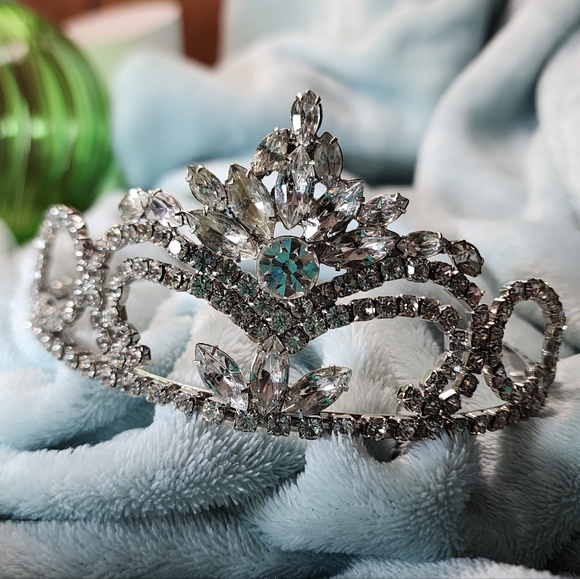 VINTAGE BRIDAL CRYSTAL TIARA main image 5